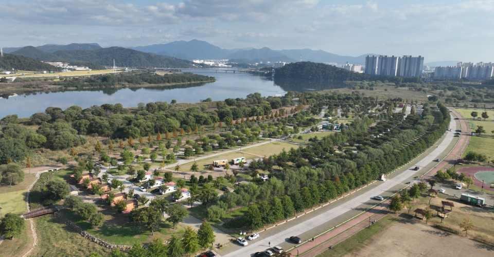 낙동강과 강가 야영장을 함께 담은 항공 사진